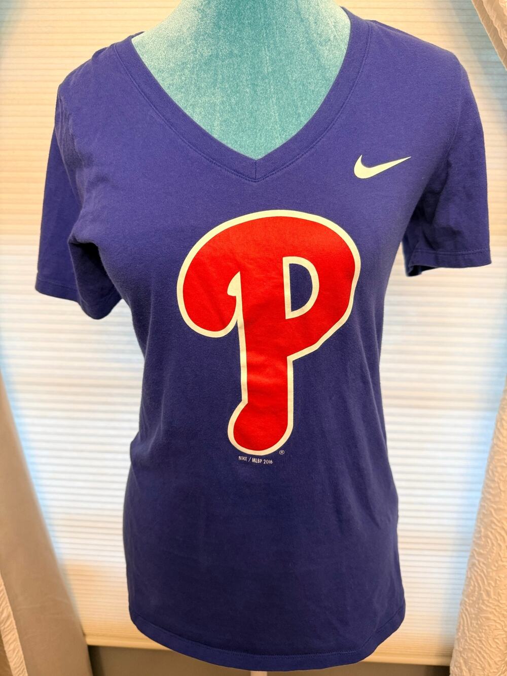 Woman’s Nike Philadelphia Phillies royal blue t-shirt  Size S